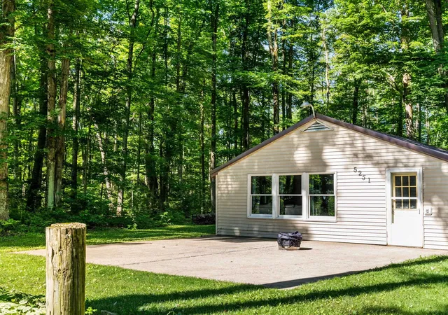 5th image of 5251 E Shore Dr, Kalkaska, MI 49646 | MLS# 80070916