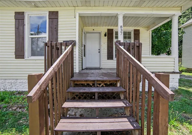 Photo 3 of Single family home for sale at 837 W Southern Ave, Muskegon, MI 49441 | MLS# 70545478 | Listing updated on 2026-08-30