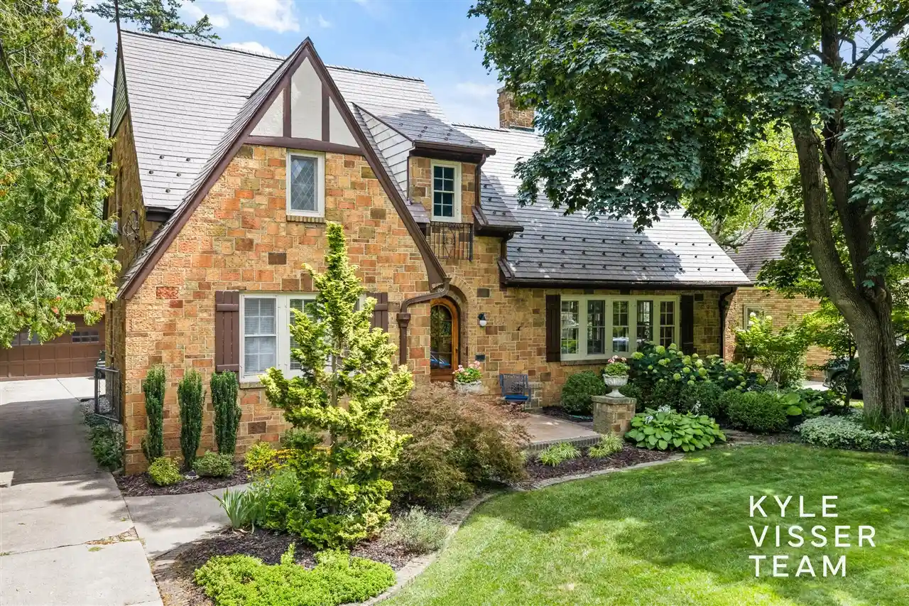 Photo 1 of Sale Pending at 950 Pinecrest Ave, Grand Rapids, MI 49506 | MLS# 70564198 | Listing updated on 2026-10-19