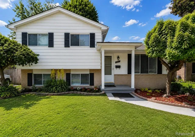 1st image of 33828 Stonewood Dr, Sterling Heights, MI 48312 | MLS# 61006438