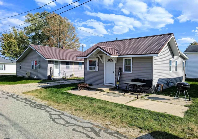Photo 1 of Single family home for sale at 707 Shoreline Dr, Houghton Lake, MI 48629 | MLS# 50215936 | Listing updated on 2026-08-14