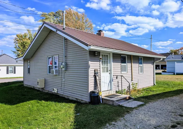 Photo 2 of Single family home for sale at 707 Shoreline Dr, Houghton Lake, MI 48629 | MLS# 50215936 | Listing updated on 2026-08-14
