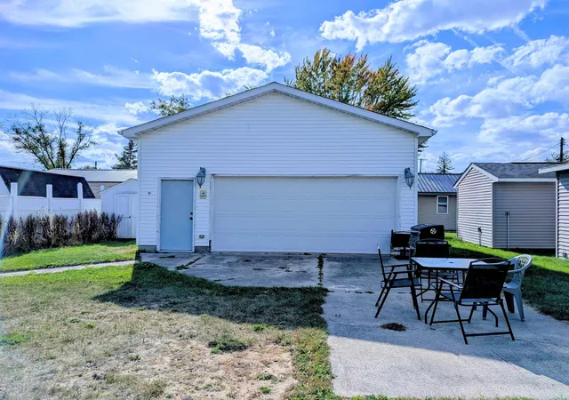Photo 3 of Single family home for sale at 707 Shoreline Dr, Houghton Lake, MI 48629 | MLS# 50215936 | Listing updated on 2026-08-14