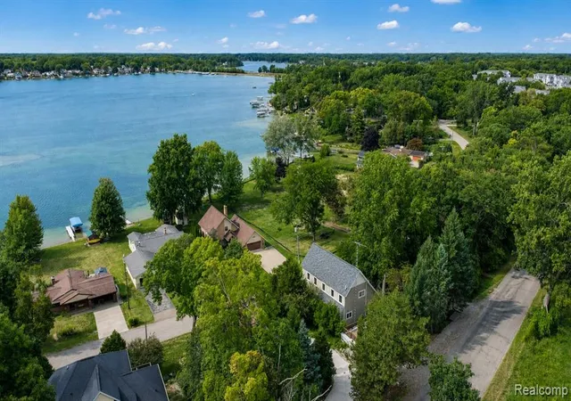 Photo 3 of Sale Pending at 15420 Jennings Rd, Fenton, MI 48430 1799 | MLS# 61025003 | Listing updated on 2026-09-03