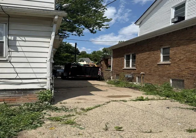 Photo 4 of Sale Pending at 13644 Linnhurst St, Detroit, MI 48205 2849 | MLS# 61014966 | Listing updated on 2026-10-01