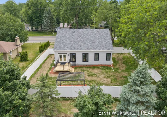 Homes for sale in Comstock Park, MI | 409 6 Mile Rd, Comstock Park, MI 49321 | MLS# 70538597