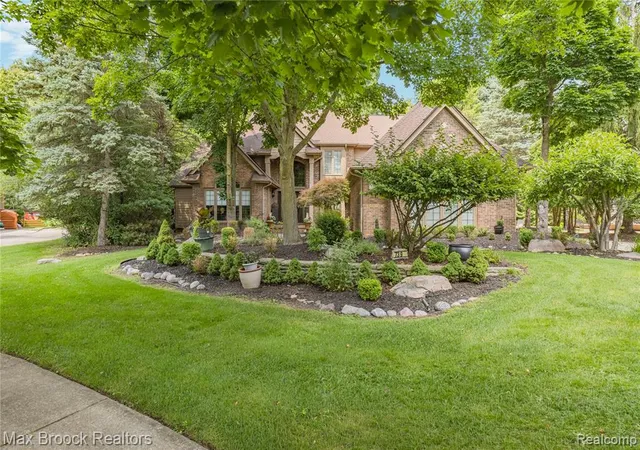 3rd image of 7398 Autumn Hill Dr, West Bloomfield, MI 48323 | MLS# 61020037
