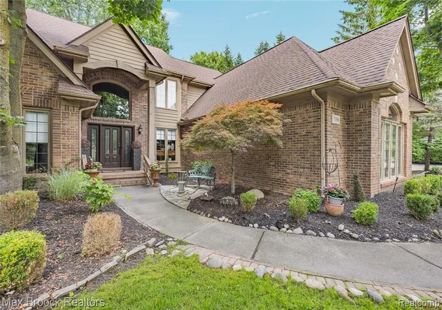5th image of 7398 Autumn Hill Dr, West Bloomfield, MI 48323 | MLS# 61020037