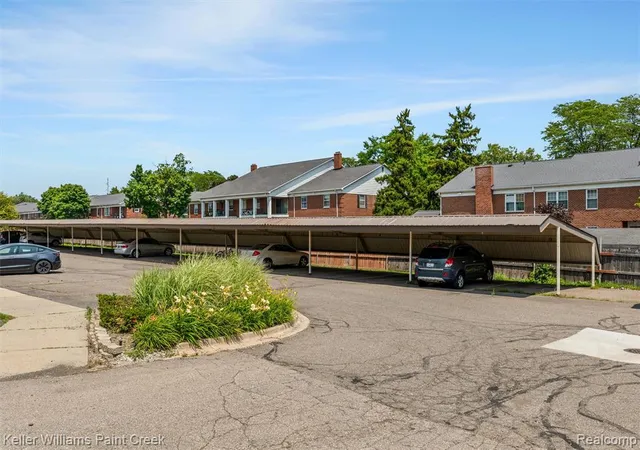 Listing Photo 2 - Condo for sale in building located at 32005 W 12 Mile Rd, Farmington Hills, MI 48334 - Unit #205