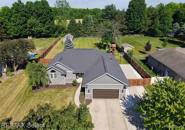 Homes for sale in Flushing, MI | 2288 Lost Creek Dr, Flushing, MI 48433 | MLS# 60999206