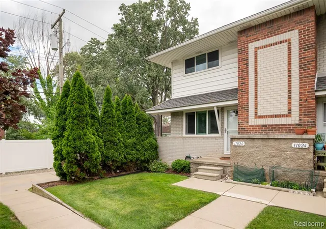Homes for sale in Livonia, MI | 11026 Middlebelt Rd, Livonia, MI 48150 | MLS# 61005710