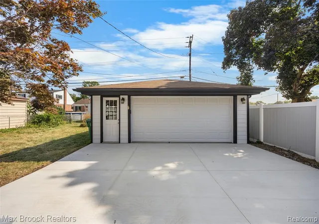Photo 4 of Sale Pending at 33711 Rosslyn Ave, Garden City, MI 48135 1073 | MLS# 61023770 | Listing updated on 2026-08-26
