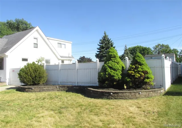Homes for sale in Hazel Park, MI | 984 E Mahan Ave, Hazel Park, MI 48030 | MLS# 61000138