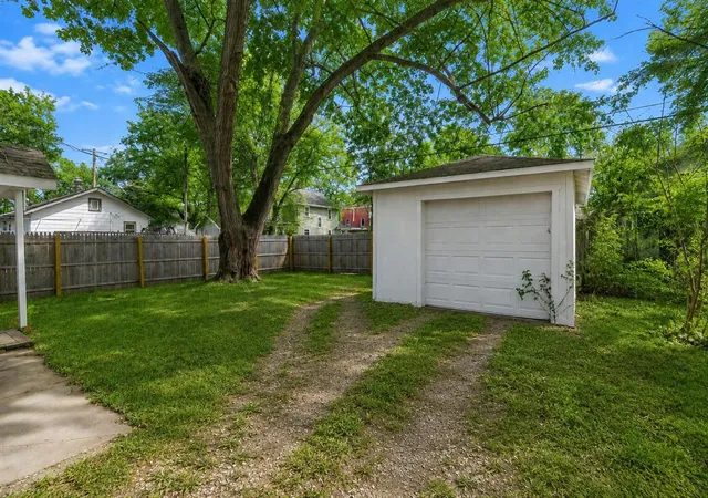 17th image of 1314 Clinton Ave, Kalamazoo, MI 49001 | MLS# 70553550