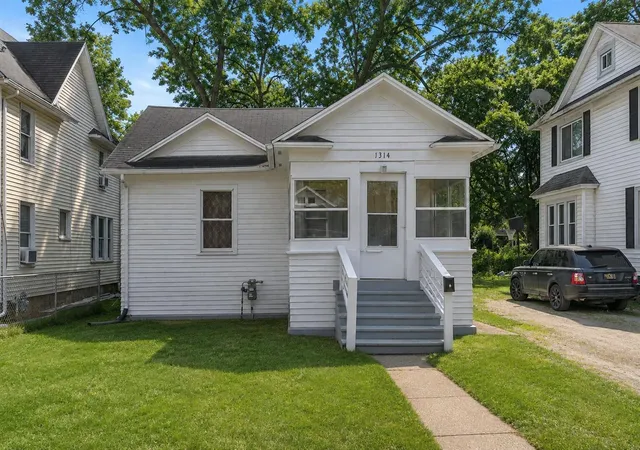 2nd image of 1314 Clinton Ave, Kalamazoo, MI 49001 | MLS# 70553550