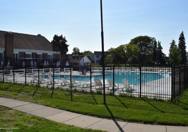 Homes for sale in Clinton Township, MI | 37322 Charter Oaks Boulevard, Clinton Township, MI 48036 | Houzeo