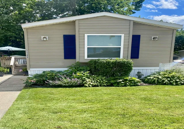 Homes for sale in Clinton Township, MI | 15308 Cartier Dr, Clinton Township, MI 48038 | MLS# 50212245