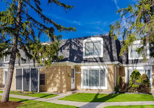 Condominium at 29792 City Center Dr #4, Warren, MI 48093 | MLS# 50107298 | | Sold on 2023-06-07
