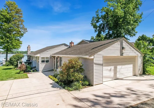 2nd image of 294 Lakeside Dr, White Lake, MI 48386 | MLS# 61022556