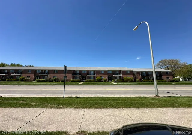 3rd image of 32125 Beaconsfield St, Roseville, MI 48066