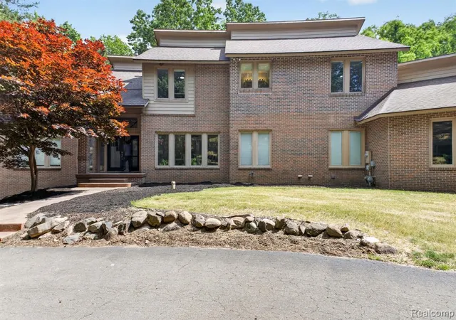 Photo 3 of Single family home for sale at 9961 Cross Crk Dr, South Lyon, MI 48178 8510 | MLS# 61000507 | Listing updated on 2026-09-23