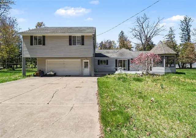 Homes for sale in Manistee, MI | 6665 Lakeshore Rd, Manistee, MI 49660 | MLS# 70532911