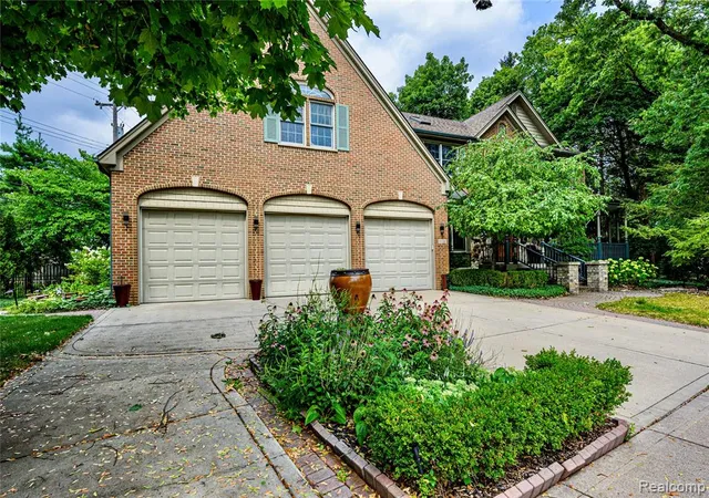 2nd image of 1528 Lawndale Dr, Royal Oak, MI 48067 | MLS# 61022773