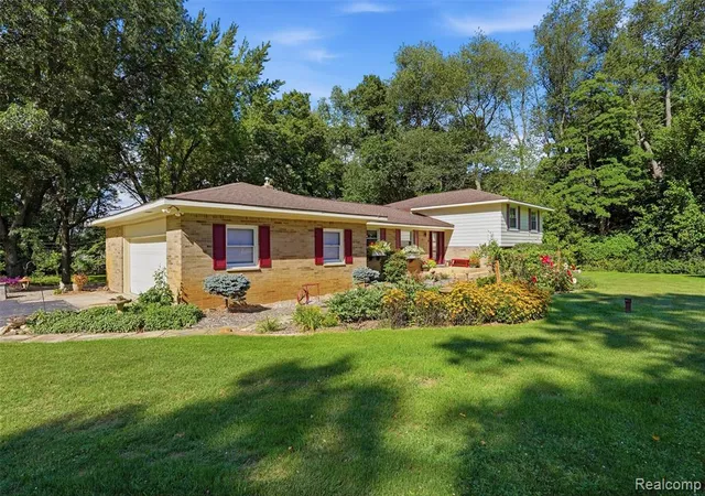 2nd image of 11111 Shadywood Dr, Brighton, MI 48114 | MLS# 61022324
