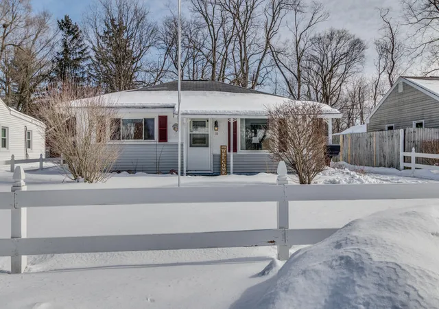 Photo 1 of Single family home for sale at 18 Woodlawn Ave, Battle Creek, MI 49037 | MLS# 70514396 | Listing updated on 2026-02-10