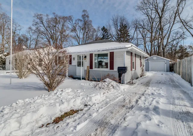 Photo 2 of Single family home for sale at 18 Woodlawn Ave, Battle Creek, MI 49037 | MLS# 70514396 | Listing updated on 2026-02-10