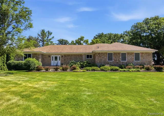 Photo 2 of Sale Pending at 38244 W Horseshoe Dr, Clinton Township, MI 48036 | MLS# 61017997 | Listing updated on 2026-08-26