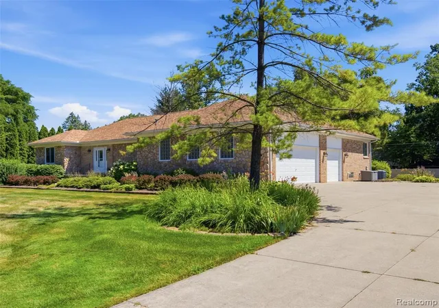 Photo 3 of Sale Pending at 38244 W Horseshoe Dr, Clinton Township, MI 48036 | MLS# 61017997 | Listing updated on 2026-08-26
