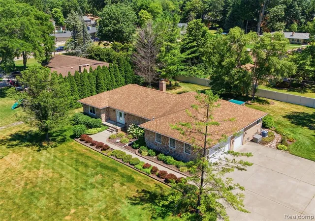 Photo 4 of Sale Pending at 38244 W Horseshoe Dr, Clinton Township, MI 48036 | MLS# 61017997 | Listing updated on 2026-08-26