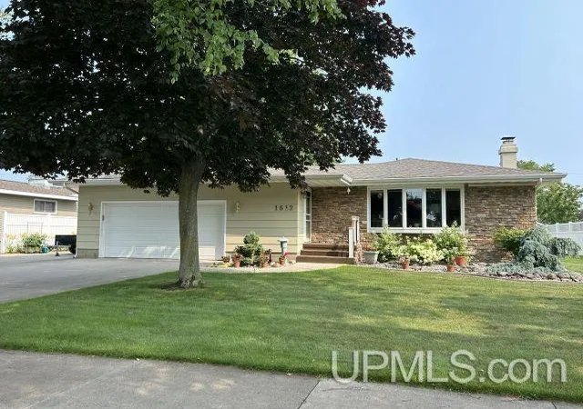 Homes for sale in Escanaba, MI | 1612 S 18th Ave, Escanaba, MI 49829 | MLS# 50213594