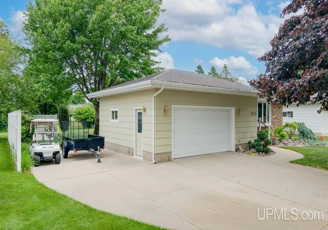 Homes for sale in Escanaba, MI | 1612 S 18Th Ave, Escanaba, MI 49829 | MLS# 50213594