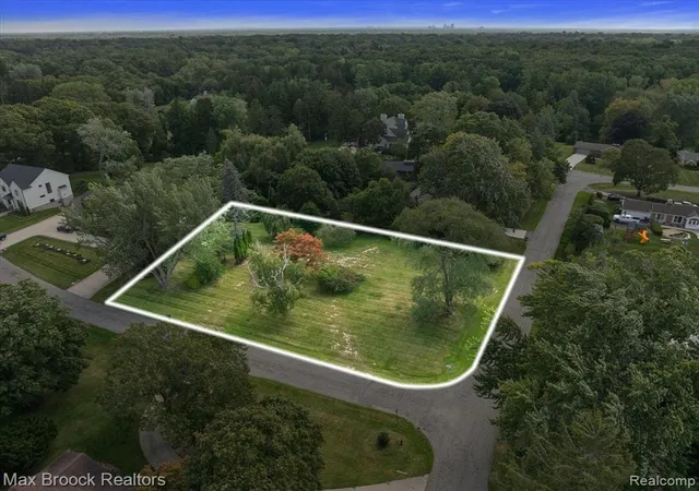 Photo 1 of Sale Pending at 1027 Joanne Ct, Bloomfield Hills, MI 48302 | MLS# 60935761 | Listing updated on 2025-10-02