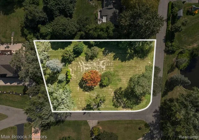 Photo 2 of Sale Pending at 1027 Joanne Ct, Bloomfield Hills, MI 48302 | MLS# 60935761 | Listing updated on 2025-10-02