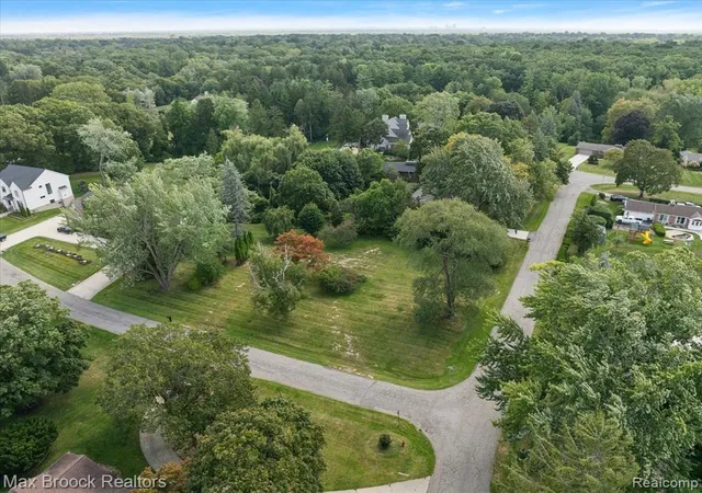 Photo 3 of Sale Pending at 1027 Joanne Ct, Bloomfield Hills, MI 48302 | MLS# 60935761 | Listing updated on 2025-10-02
