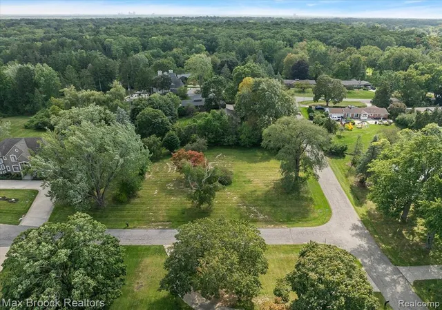 Photo 3 of Sale Pending at 1027 Joanne Ct, Bloomfield Hills, MI 48302 | MLS# 60935761 | Listing updated on 2025-10-02