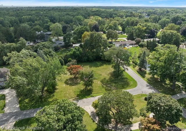 Photo 4 of Sale Pending at 1027 Joanne Ct, Bloomfield Hills, MI 48302 | MLS# 60935761 | Listing updated on 2025-10-02