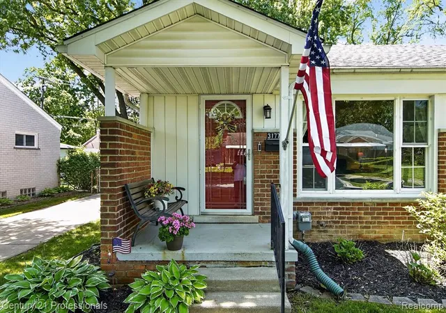 Photo 4 of Single Family Residence at 31772 Folkstone Dr, Farmington, MI 48336 | MLS# 60997924 | | Sold on 2026-07-06