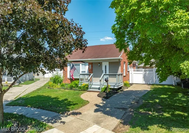 3rd image of 1122 Symes Ct, Royal Oak, MI 48067 1568 | MLS# 60993883