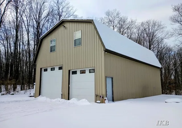 Photo 3 of Single family home for sale at 5691 Oakridge Dr, Gladwin, MI 48624 | MLS# 50198136 | Listing updated on 2026-02-21