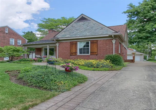 Photo 2 of Single family home for sale at 1910 Bonnieview Dr, Royal Oak, MI 48073 3812 | MLS# 61025288 | Listing updated on 2026-08-28