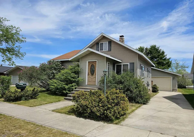 Homes for sale in Manistique, MI | 124 N First St, Manistique, MI 49854 | MLS# 50210207