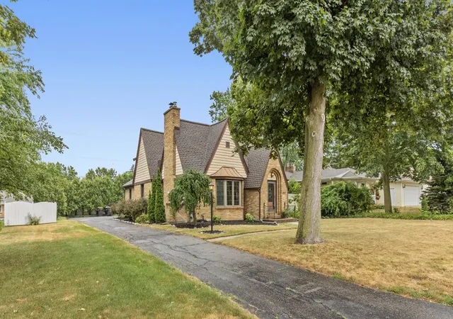Photo 2 of Sale Pending at 3331 Fulton St, Grand Rapids, MI 49546 | MLS# 70548645 | Listing updated on 2026-09-05