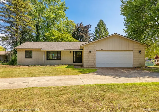 Photo 1 of Sale Pending at 1500 3 Lakes Dr, Troy, MI 48085 1430 | MLS# 61025636 | Listing updated on 2026-09-01