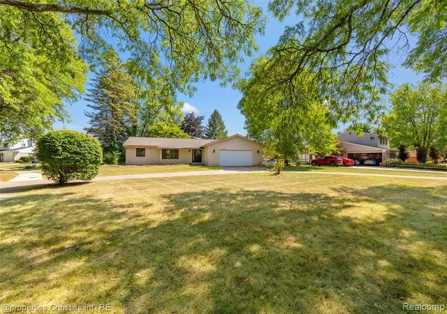 Photo 2 of Sale Pending at 1500 3 Lakes Dr, Troy, MI 48085 1430 | MLS# 61025636 | Listing updated on 2026-09-01