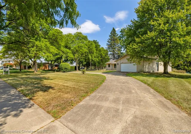 Photo 2 of Sale Pending at 1500 3 Lakes Dr, Troy, MI 48085 1430 | MLS# 61025636 | Listing updated on 2026-09-01