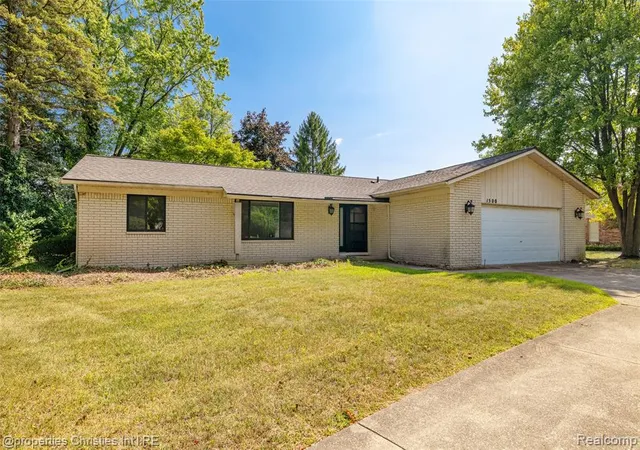 Photo 3 of Sale Pending at 1500 3 Lakes Dr, Troy, MI 48085 1430 | MLS# 61025636 | Listing updated on 2026-09-01